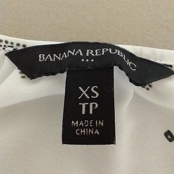 Women's size XS Banana Republic spring/summer light fabric patterned flowy top - Picture 3 of 9